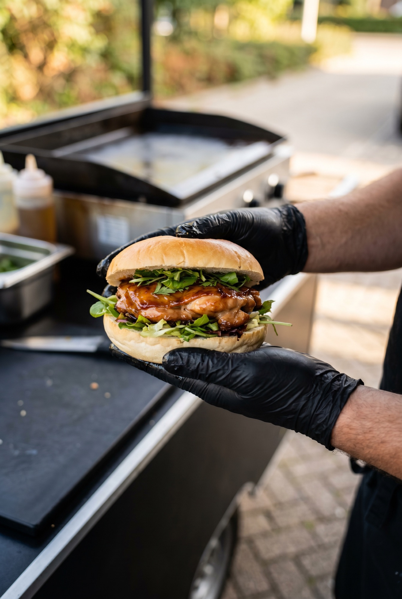 Adriano glazeert gekarameliseerde kippendij in foodtruck container