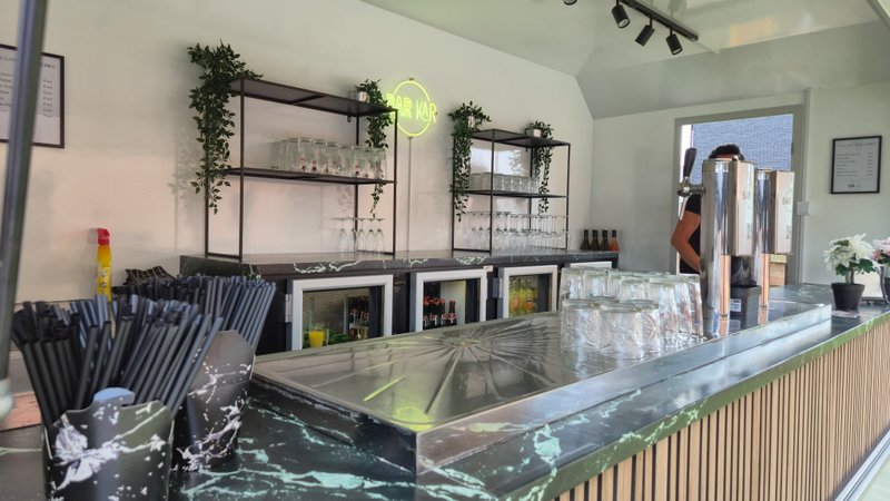 Marmeren toog van de Bar-Kaar met bierkraantjes en signature-cocktails klaargezet