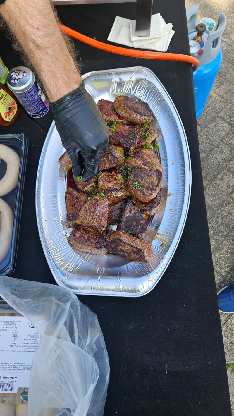 Gegrilde steaks met kruiden op schaal