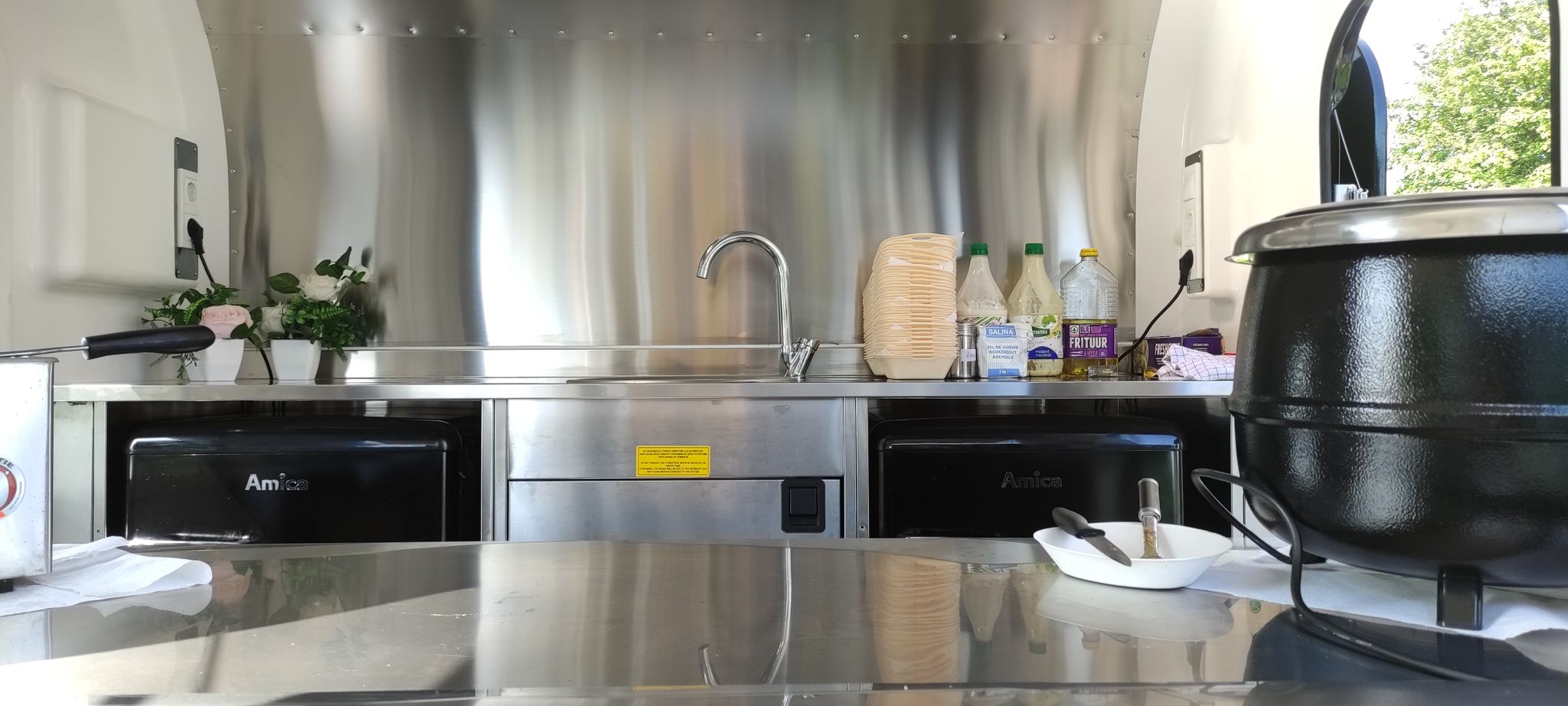 Professioneel uitgerust interieur van de foodtruck met grills en bakplaat