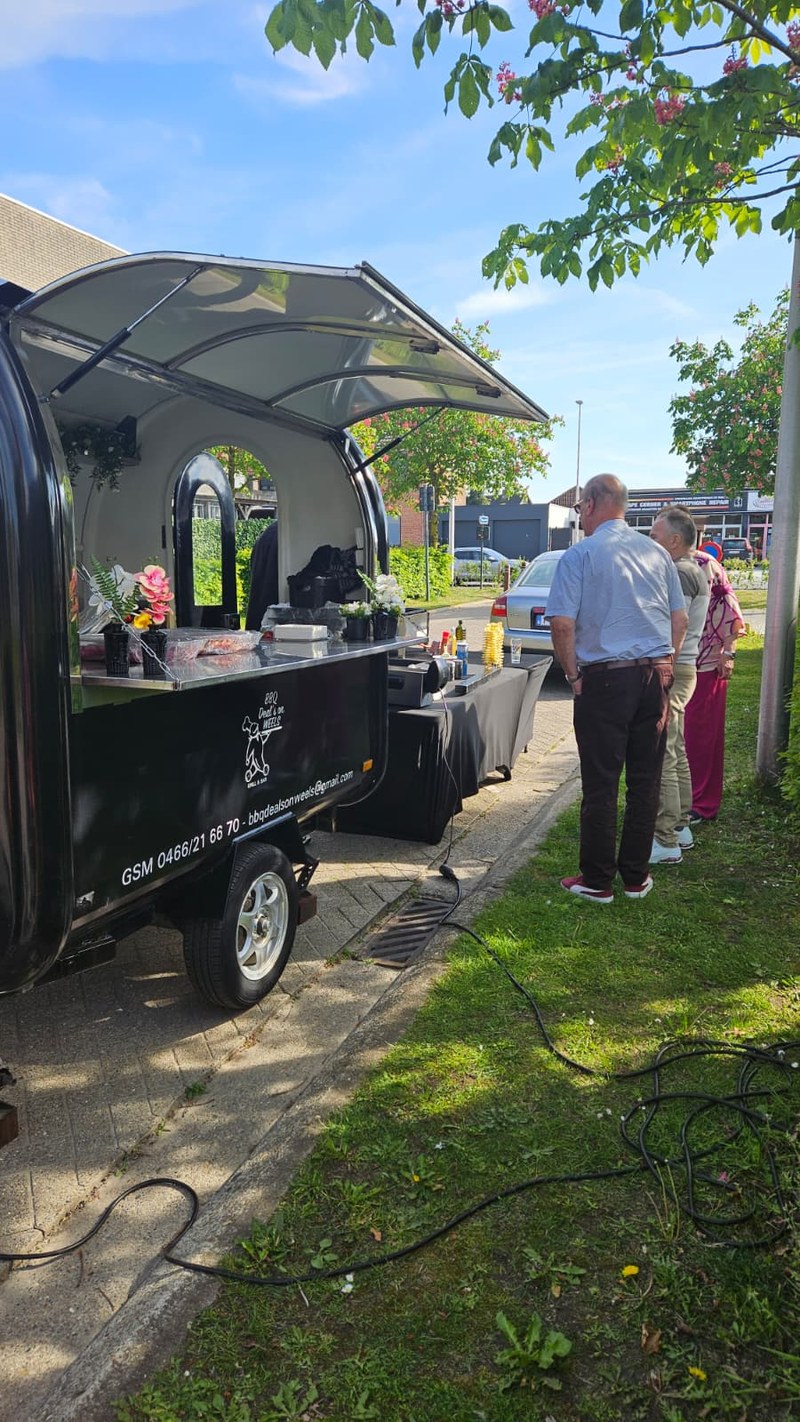 BBQ Deals on Weels foodtruck bij een event met gasten