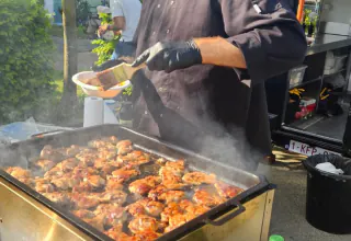 Adriano glazeert kip met kwast bij de truck