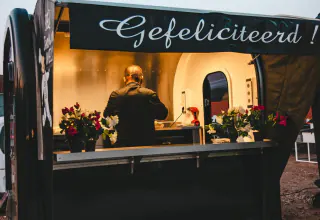Zwarte BBQ foodtruck bij avondlicht