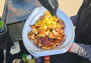 Gegrilde kip met kruiden op serveerplateau