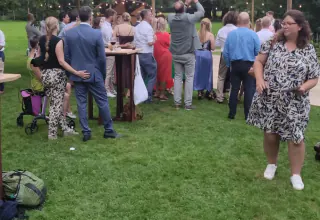 Gasten genieten van BBQ-avond