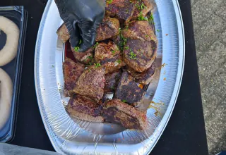 Gegrilde steaks met kruiden op schaal