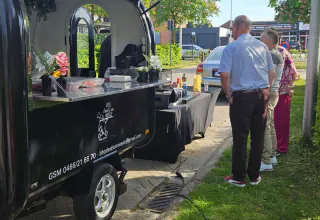 BBQ Deals on Weels foodtruck bij een event met gasten