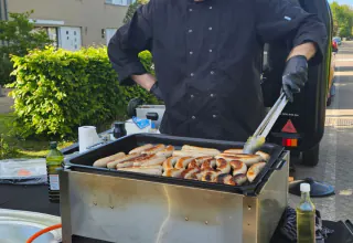Adriano bij zwarte foodtruck