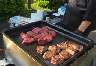 Steaks op de grill bij outdoor event
