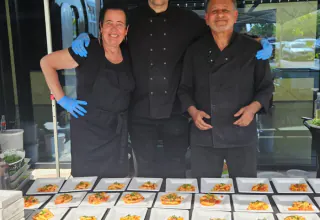 Team onder eventtent met hapjes