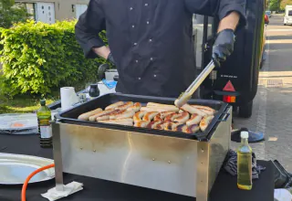 Worsten op de griddle in golden-hour licht