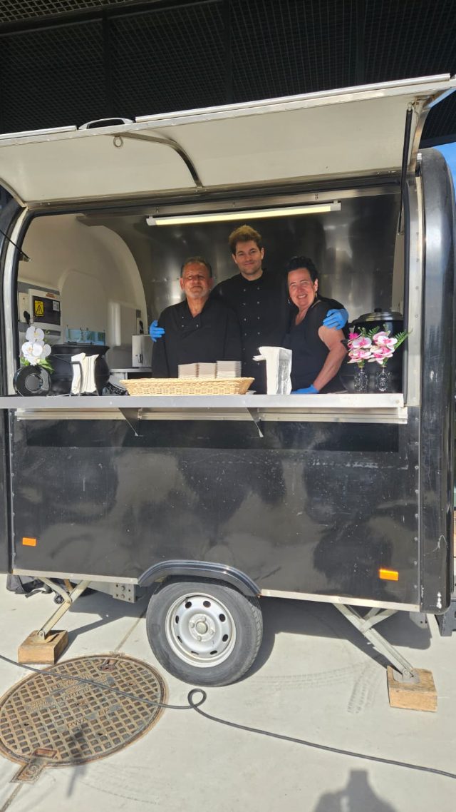 Robin, Adriano en Nadine samen in de BBQ foodtruck — Kempens familiebedrijf